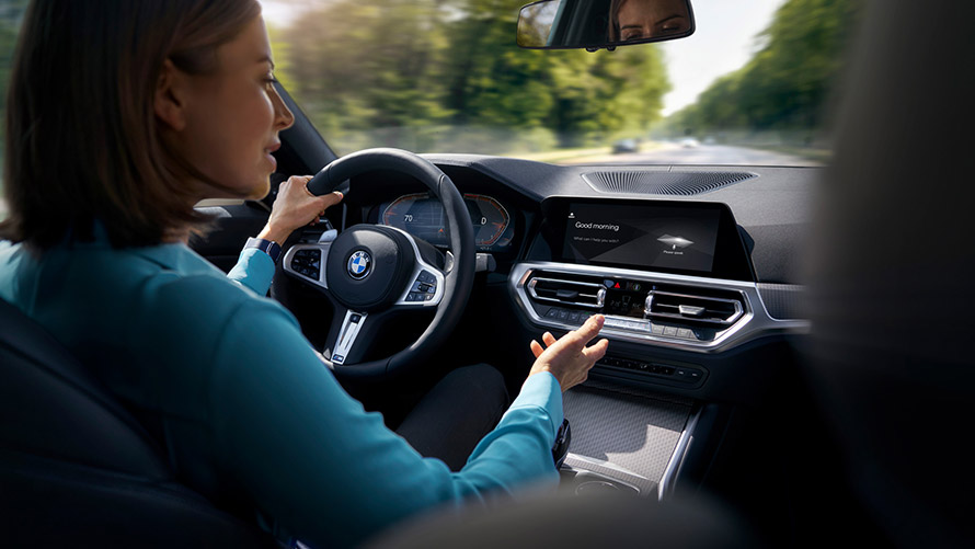BMW Intelligent Personal Assistant, Natural Interaction Žena koja se vozi u BMW-u u noćnom okruženju