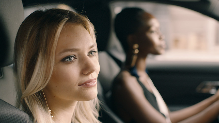 BMW Intelligent Personal Assistant, In-Car Experiences Dvije žene se voze u BMW-u i koriste In-Car Experiences