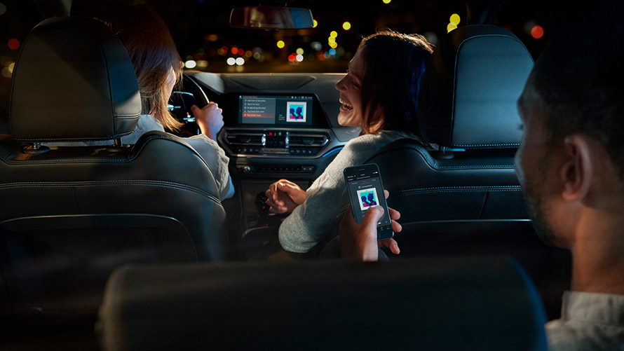 Connected Command Connected Command: Tri osobe puštaju glazbu u BMW-u tijekom putovanja