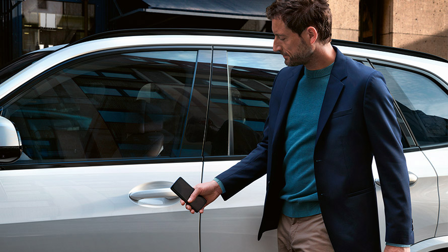Digital Key Muškarac otključava BMW s uslugom Digital Key na svom pametnom telefonu