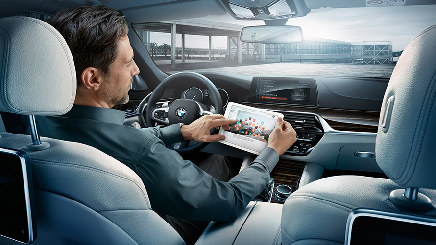 Wi-Fi Hotspot Muškarac koristi Wi-Fi Hotspot u BMW-u