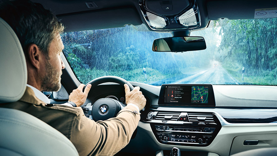 Real Time Traffic Information Muškarac koristi uslugu Real Time Traffic Information na zaslonu u BMW-u