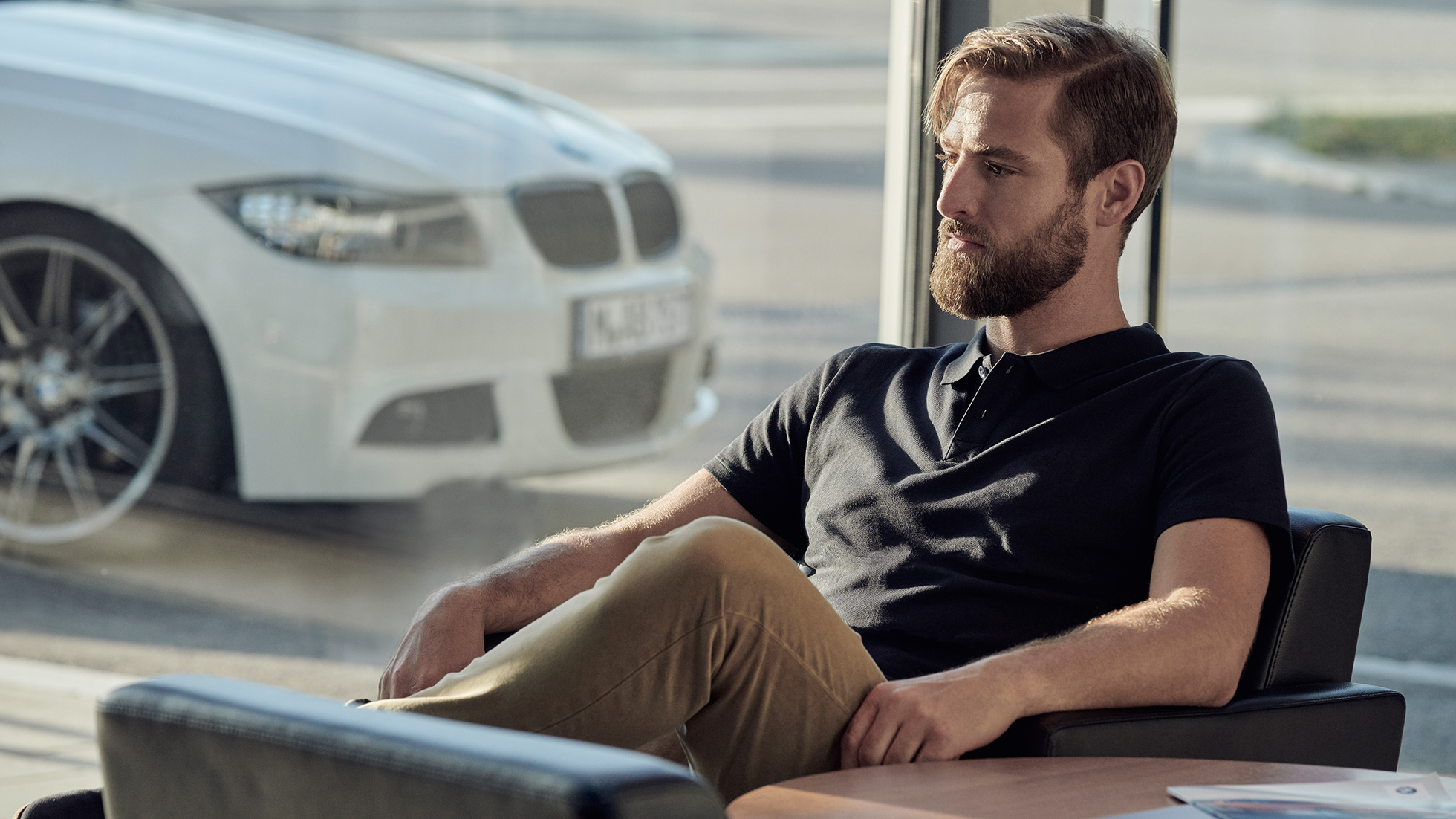 BMW Service; BMW Service Inclusive BMW Service; BMW Service Inclusive; muškarac opušteno sjedi kod BMW zastupnika