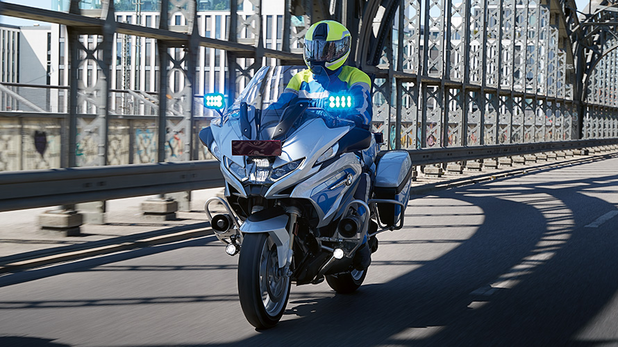 BMW R1250RT policijski motorkotač BMW R1250RT policijski motorkotač pogled sprijeda na mostu u vožnji