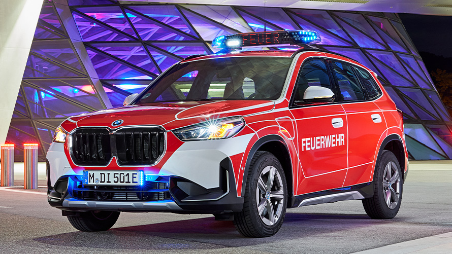 BMW X1 F48LCI vatrogasno vozilo BMW X1 F48LCI vatrogasno vozilo 1/2 pogled sprijeda u vožnji