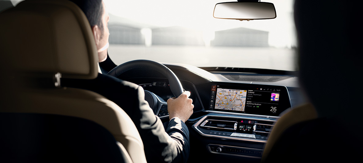 BMW sigurnosna vozila; Obuka za sigurnosne vozače; Unutrašnjost BMW sigurnosna vozila; Obuka za sigurnosne vozače; Unutrašnjost; čovjek vozi BMW