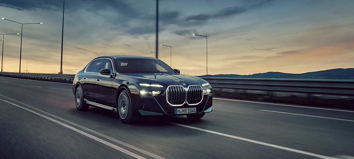 BMW sigurnosna vozila; Obuka za sigurnosne vozače; BMW sigurnosna vozila; Obuka za sigurnosne vozače; tri-četvrtine pogled sprijeda BMW vozi po cesti