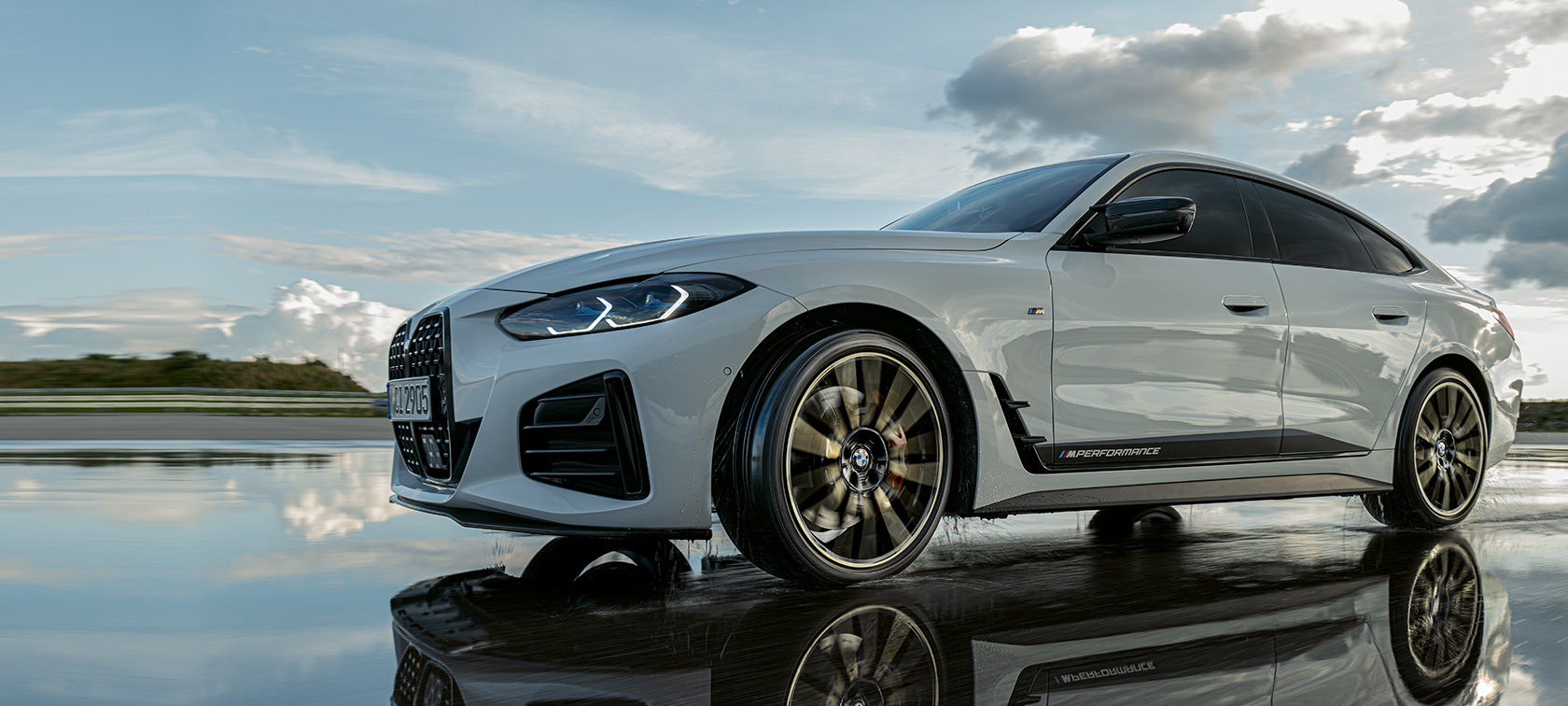 BMW serije 4 Gran Coupé (G26) sa M Performance djelovima u vožnji mokrom cestom BMW serije 4 Gran Coupé (G26) sa M Performance djelovima u vožnji mokrom cestom
