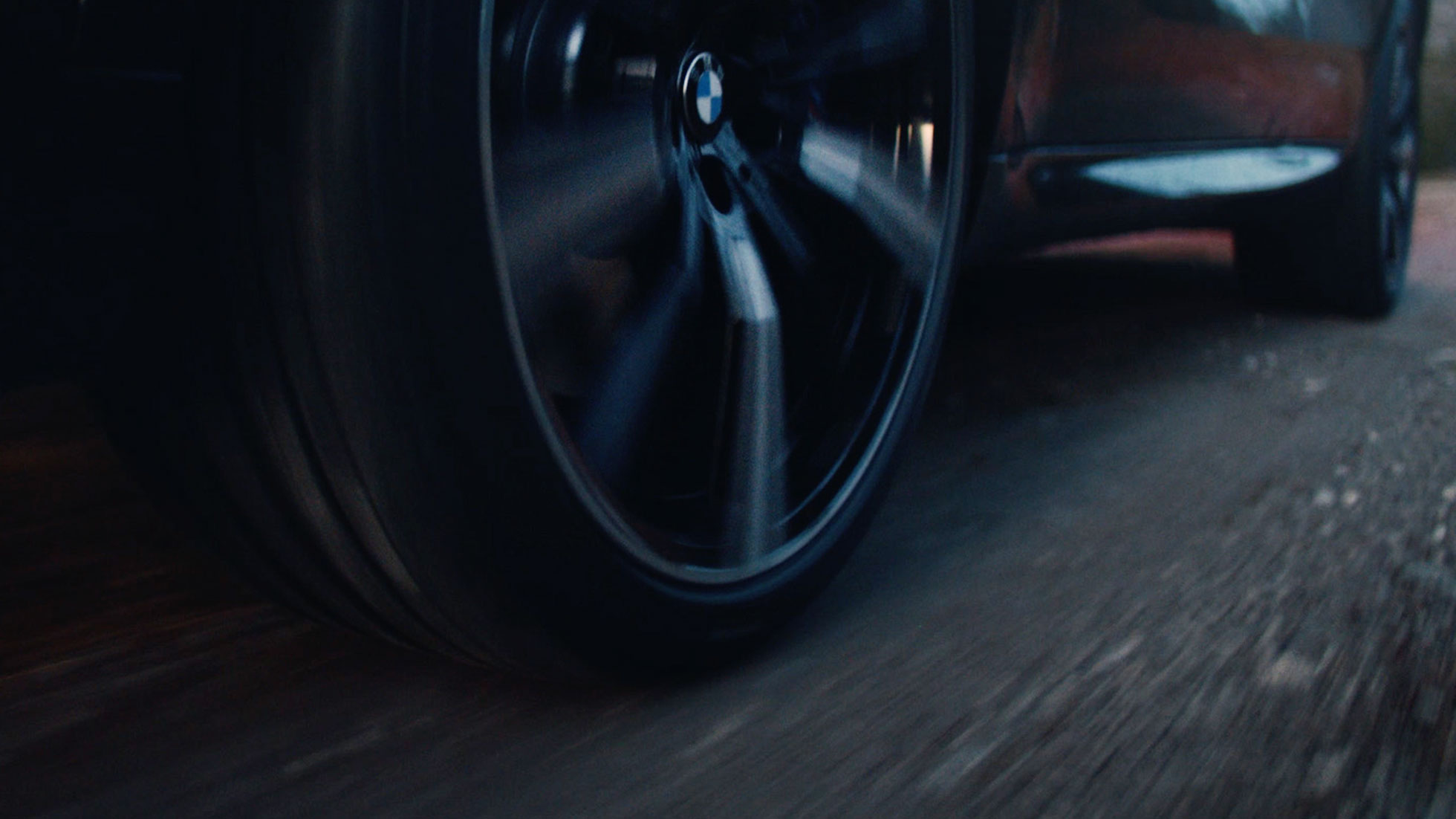 BMW naplatak u vožnji sa BMW logotipom BMW naplatak u vožnji sa BMW logotipom