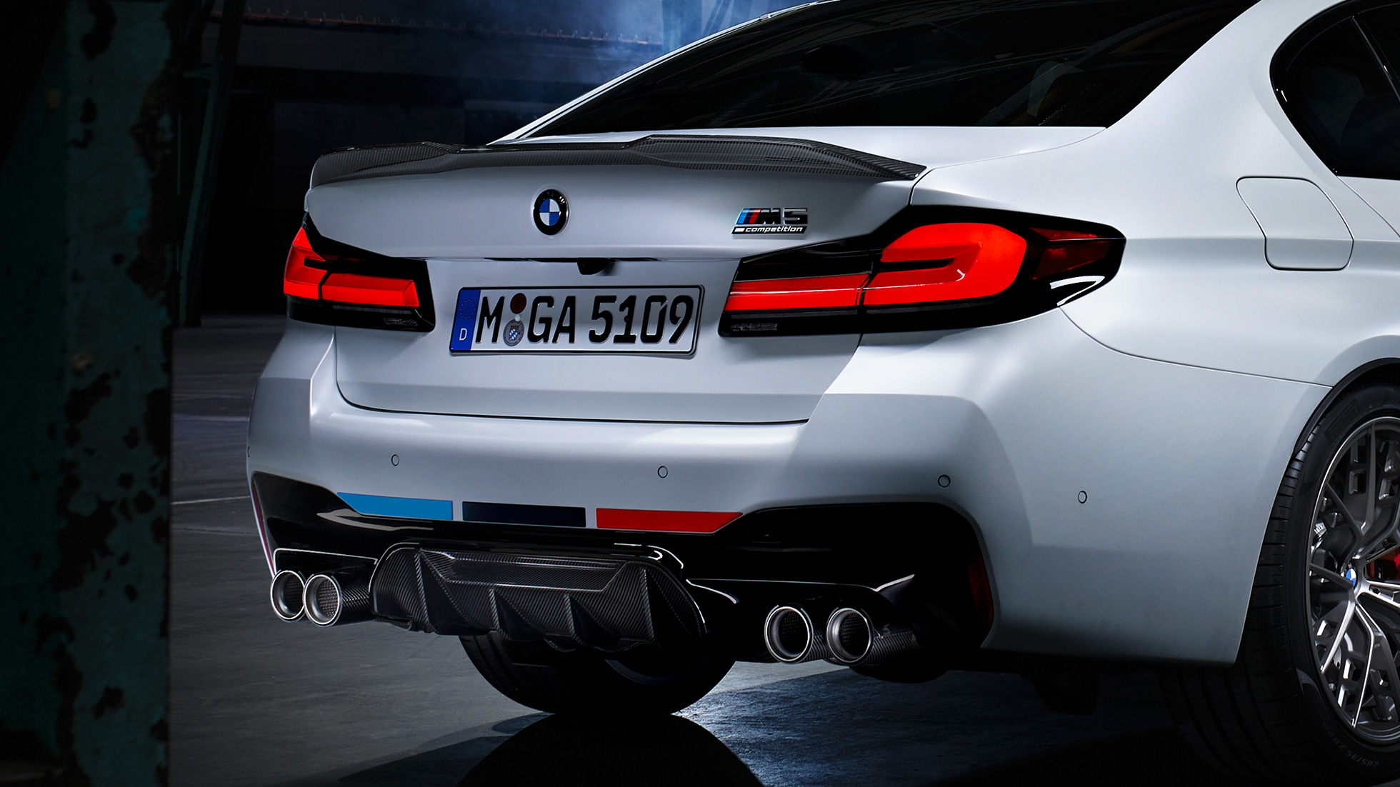 BMW M5 tročetvrtinski stražnji prikaz BMW M Performance dijelovi BMW M5 tročetvrtinski stražnji prikaz