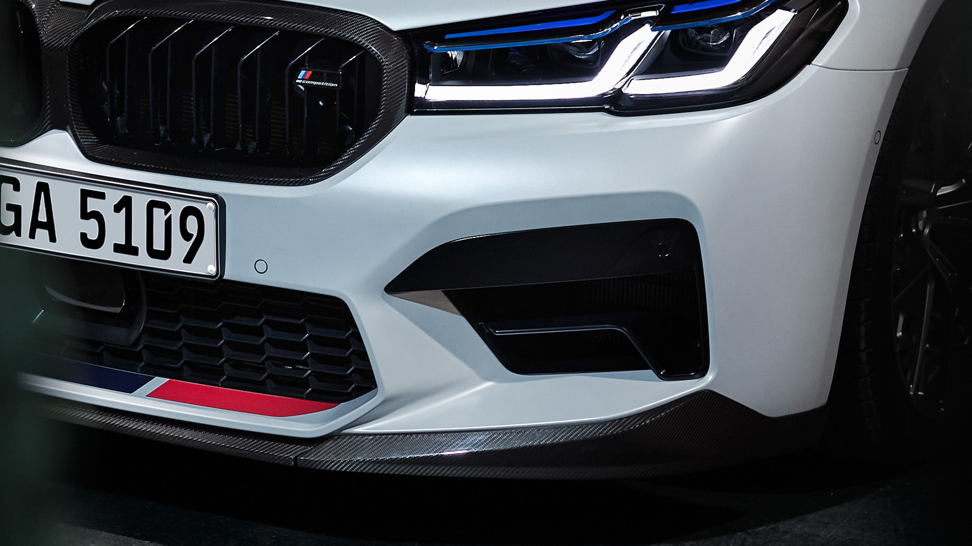 M Performance prednji razdjelnik karbonska vlakna krupni plan BMW M Performance dijelovi M Performance prednji razdjelnik karbonska vlakna krupni plan