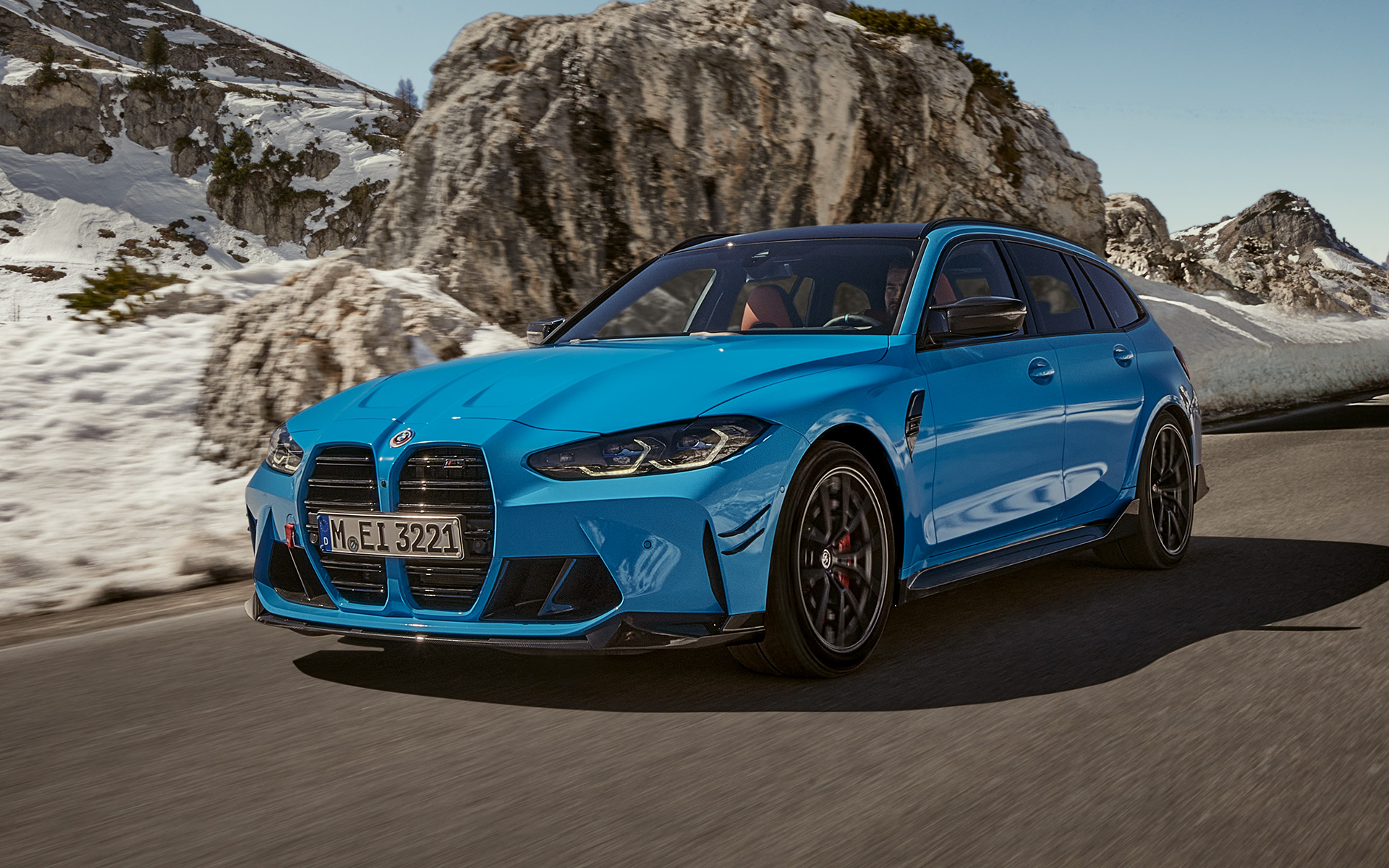 BMW M3 Touring G81 BMW M Performance Parts tri četvrtine pogled sprijeda u vožnji M poklopac vanjskog retrovizora, karbonska vlakna, lijevi.