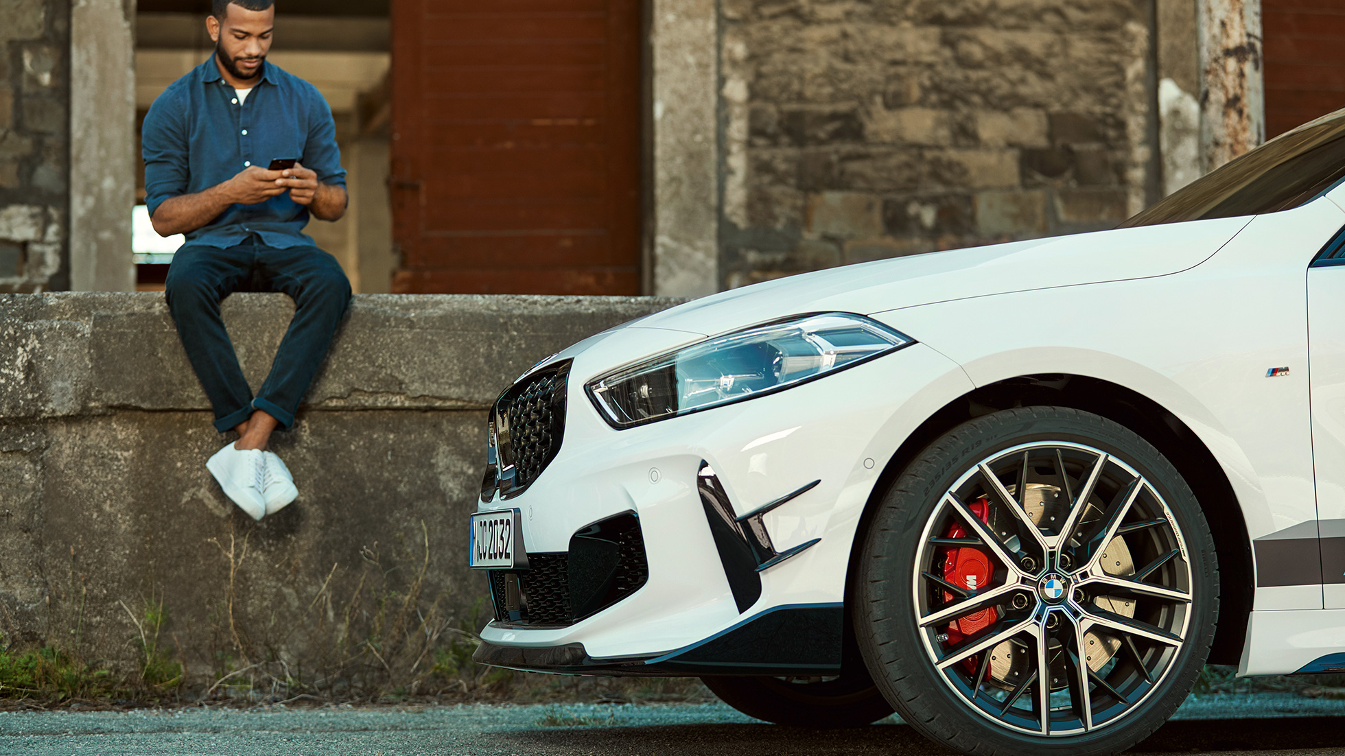 BMW serije 1 BMW M135i xDrive F40 M Performance sprijeda BMW serije 1 BMW M135i xDrive F40 M Performance sprijeda krupni plan
