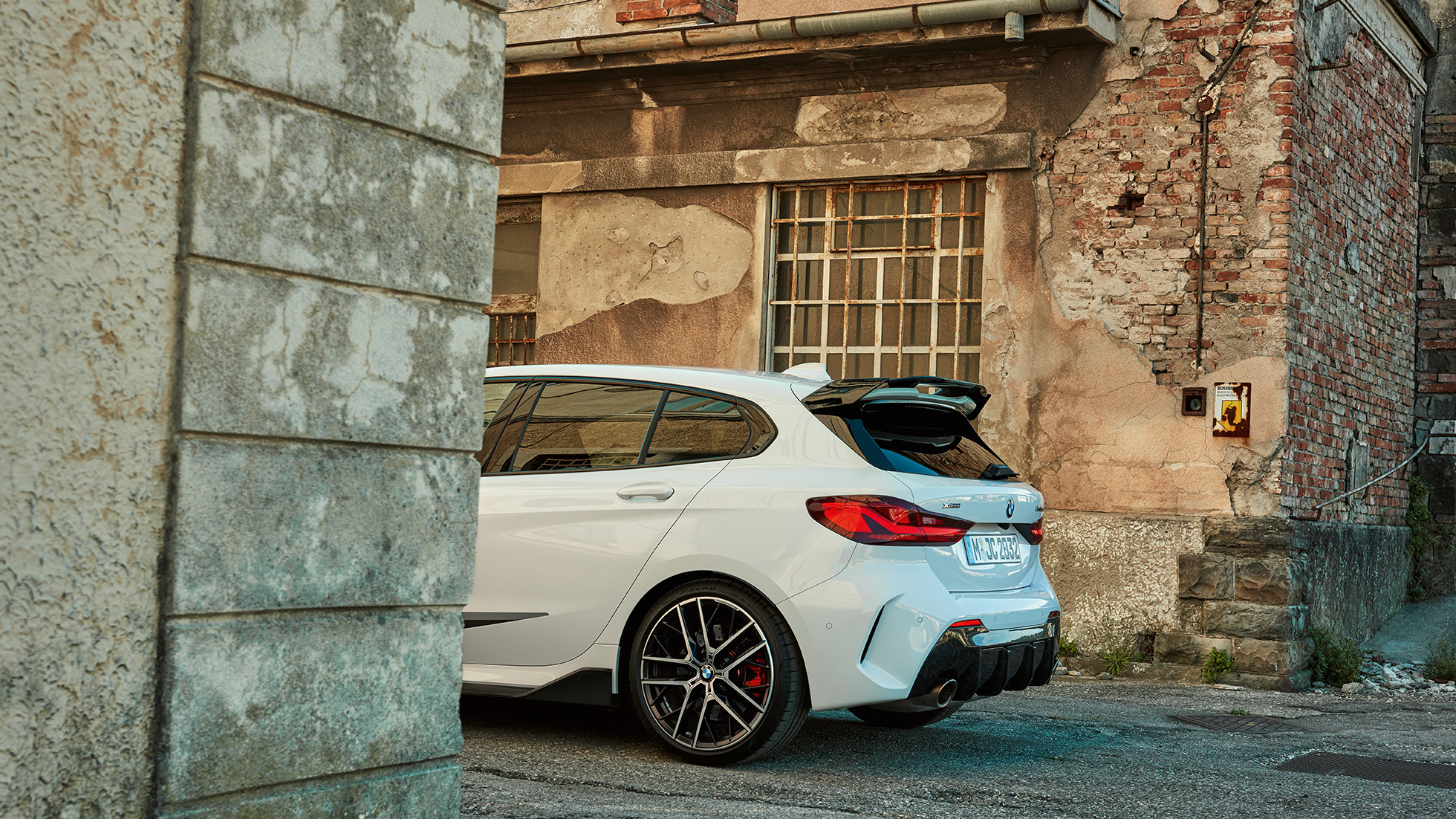 BMW serije 1 BMW M135i xDrive F40 M Performance straga BMW serije 1 BMW M135i xDrive F40 M Performance stražnji prikaz
