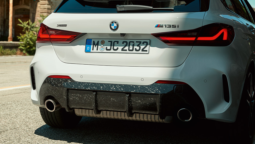 BMW M Performance stražnji difuzor, karbonska vlakna BMW M Performance stražnji difuzor, karbonska vlakna, detaljan prikaz