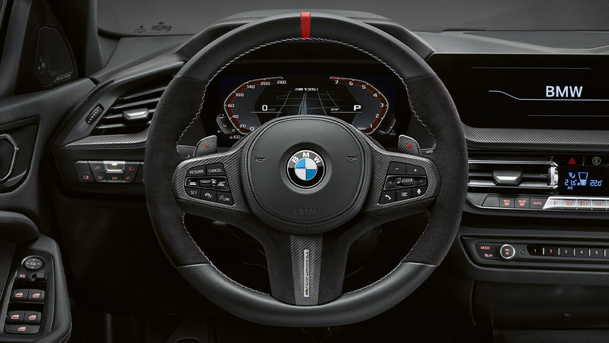 BMW M Performance upravljač BMW M Performance upravljač s umetkom u upravljaču, karbonska vlakna/Alcantara, BMW ljetna ponuda