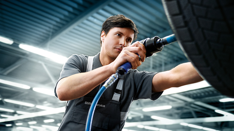 BMW ljetna ponuda servisa kotača BMW ljetna ponuda servisa kotača Zaposlenik BMW servisa popravlja BMW