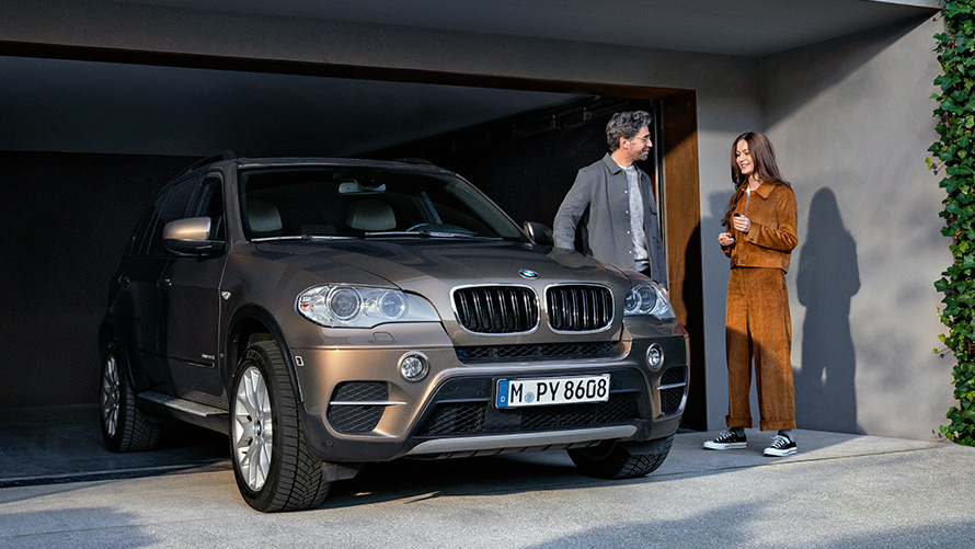 BMW stoji ispred garaže s modelima BMW Value Service BMW stoji ispred garaže s modelima