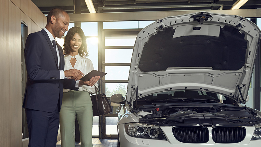 Provjera i održavanje Korisnik BMW servisa i zaposlenik BMW servisa razgovaraju o provjeri i održavanju BMW vozila