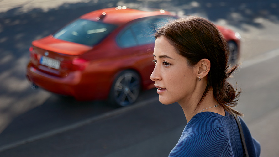 BMW Roadside Assistance Žena u bočnom profile ispred BMW-a