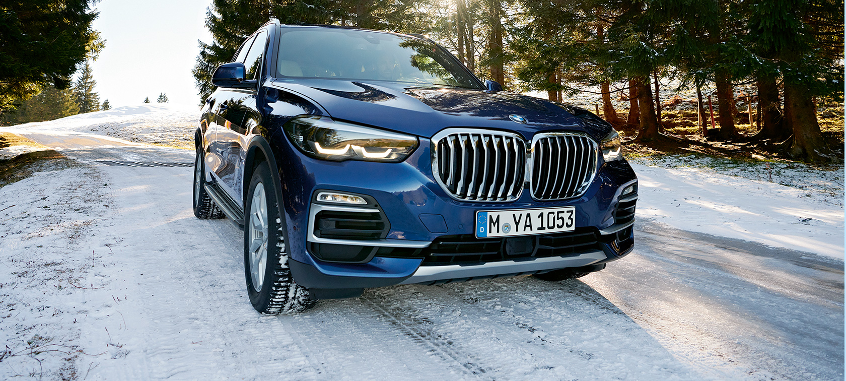 BMW dodaci za zimu i jesen BMW X3 u plavoj boji na snježnoj cesti, tročetvrtinski prednji pogled