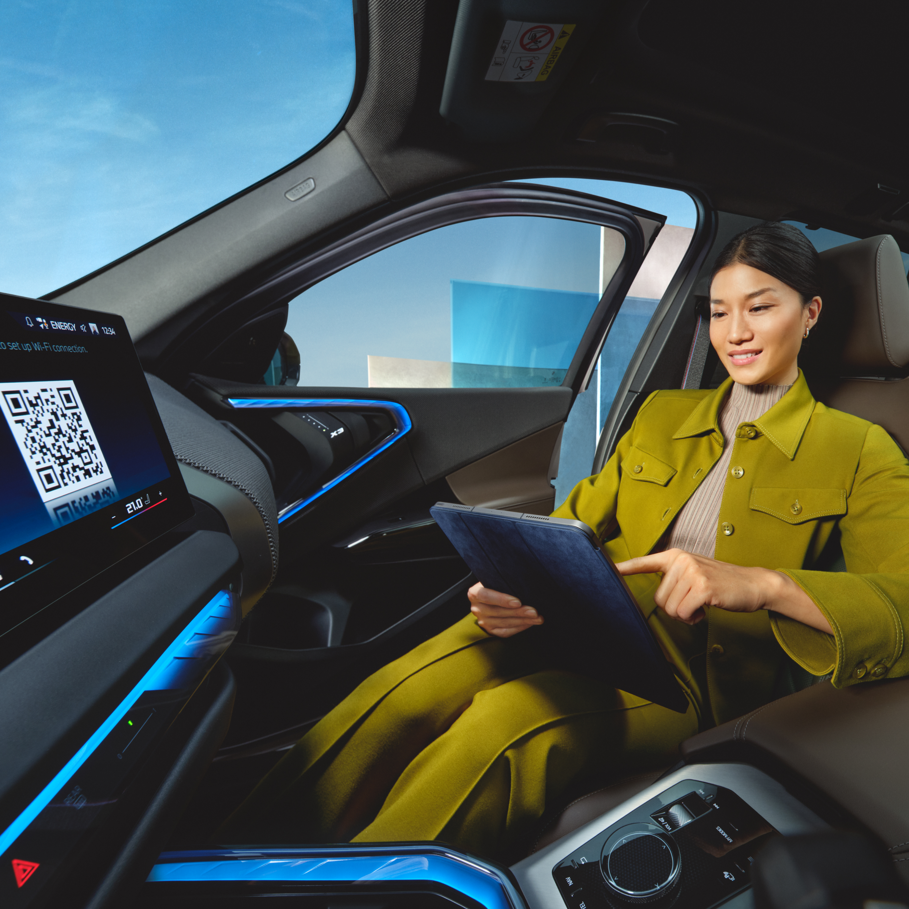 Osoba koristi tablet u BMW-u