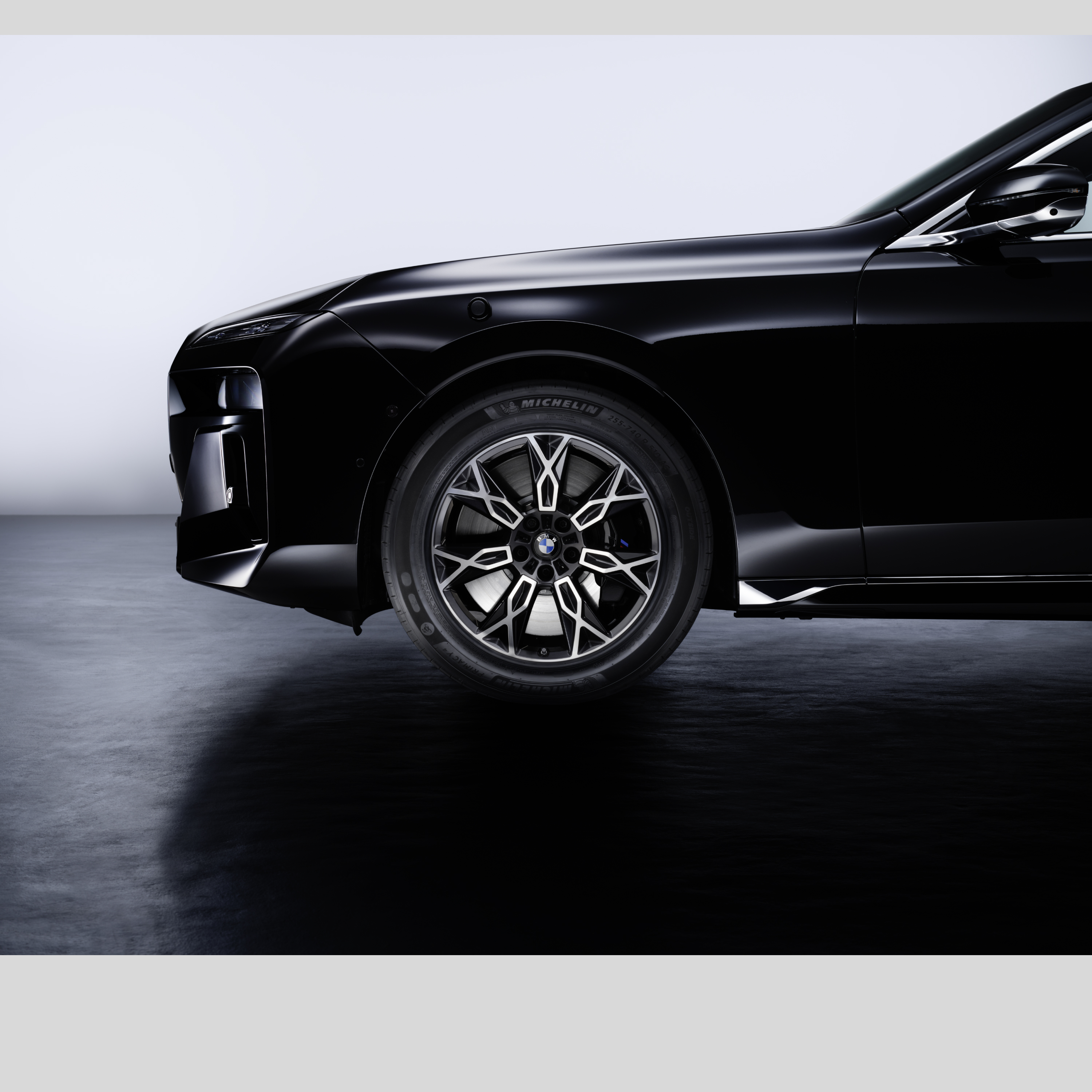 Prednji kotač BMW-a s izbliza gume