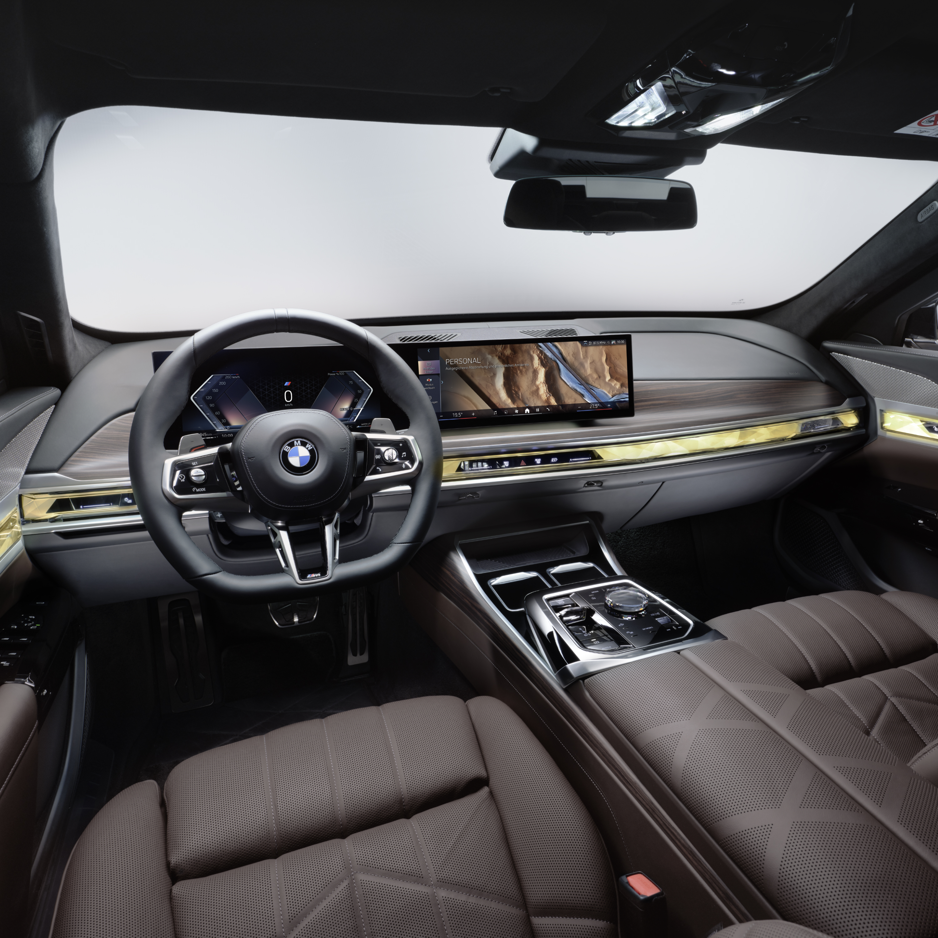 BMW kokpit s upravljačem i zaslonom.