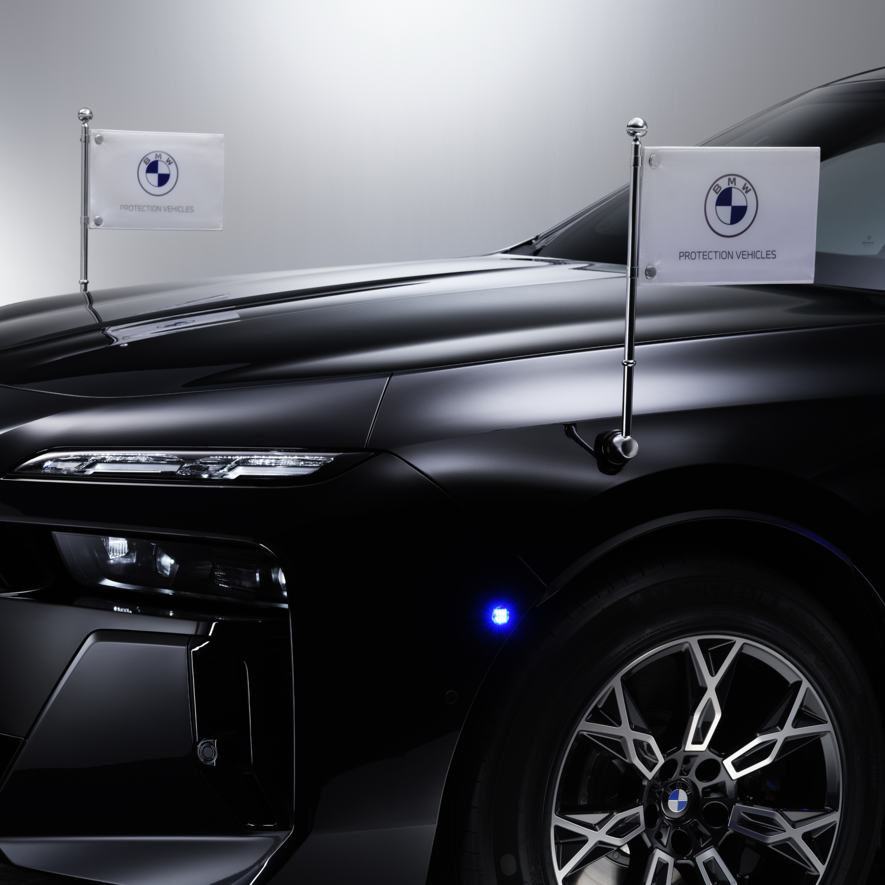 BMW s izbliza dva držača zastavica sprijeda