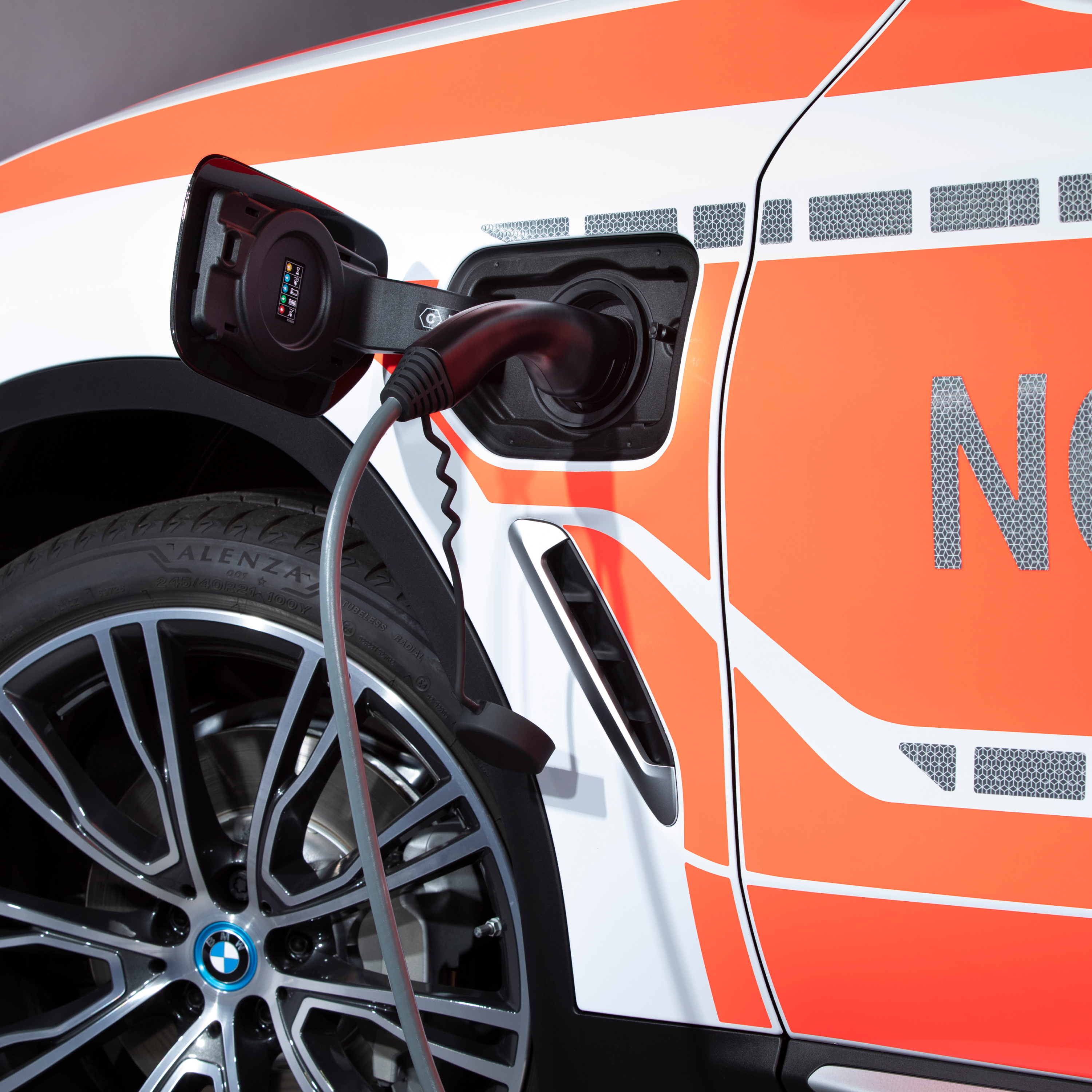 BMW plug-in hibridno Authority vozilo koje se puni; izbliza snimak kabla za punjenje