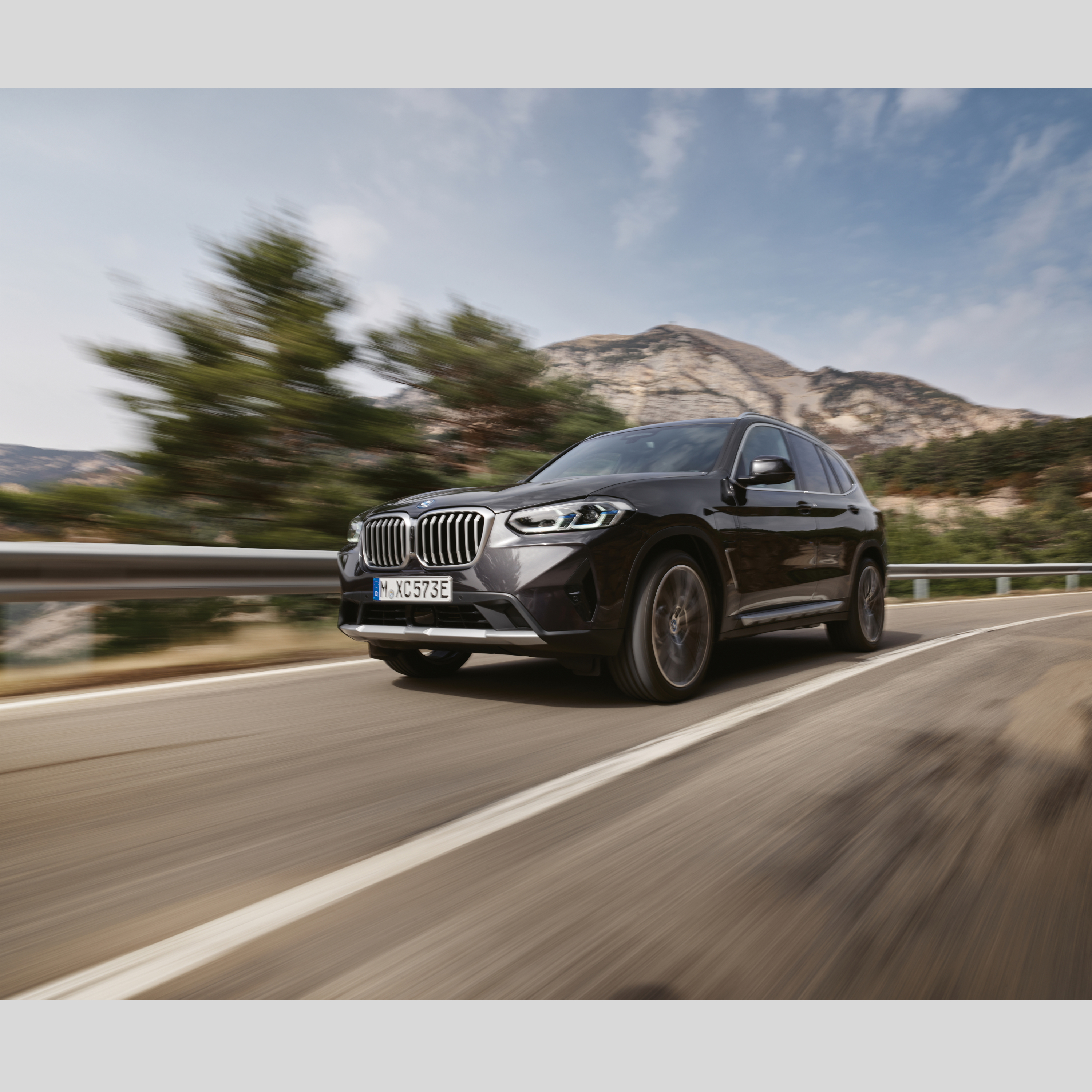 BMW vozilo hitne pomoći vozi se cestom