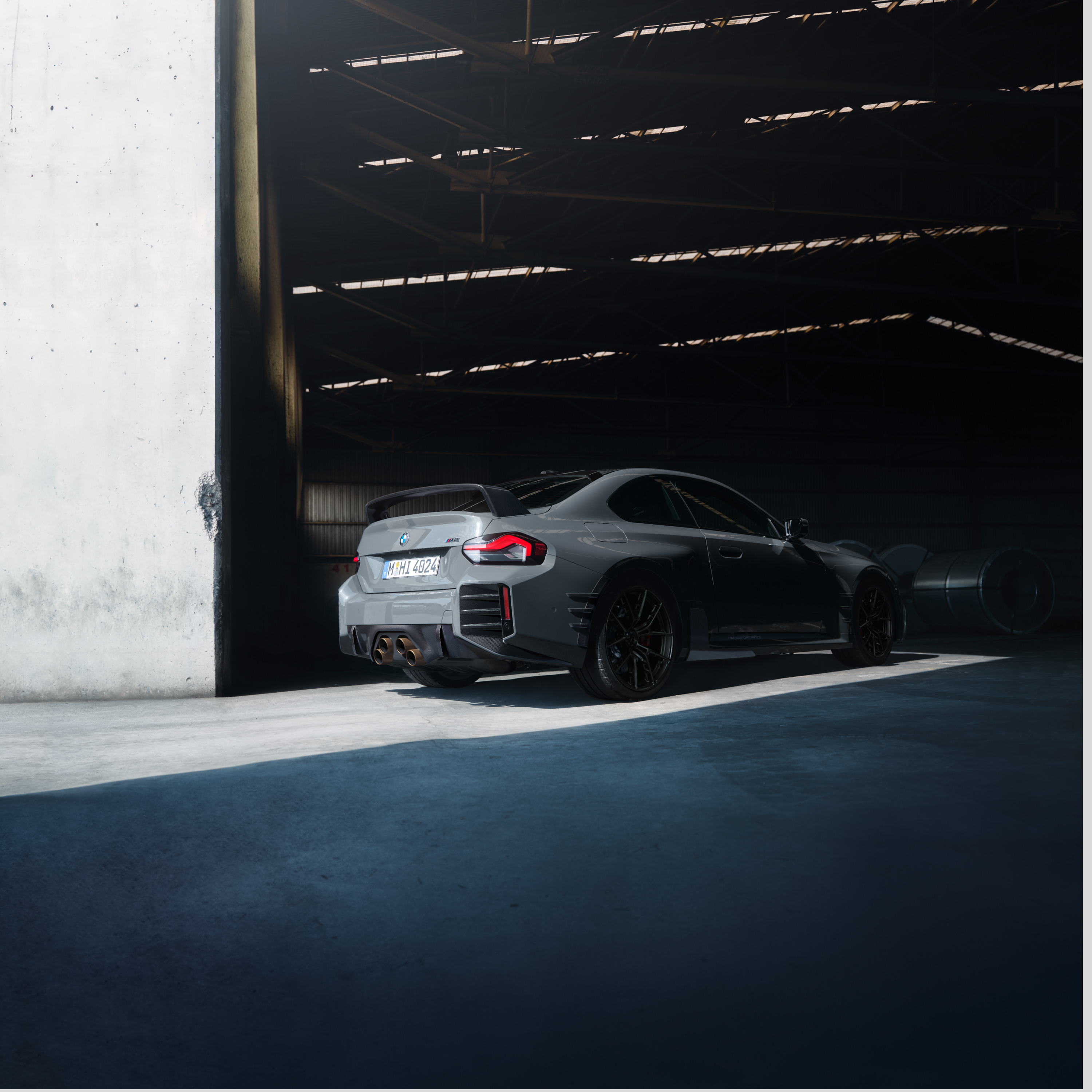 BMW stoji na vratima velike dvorane