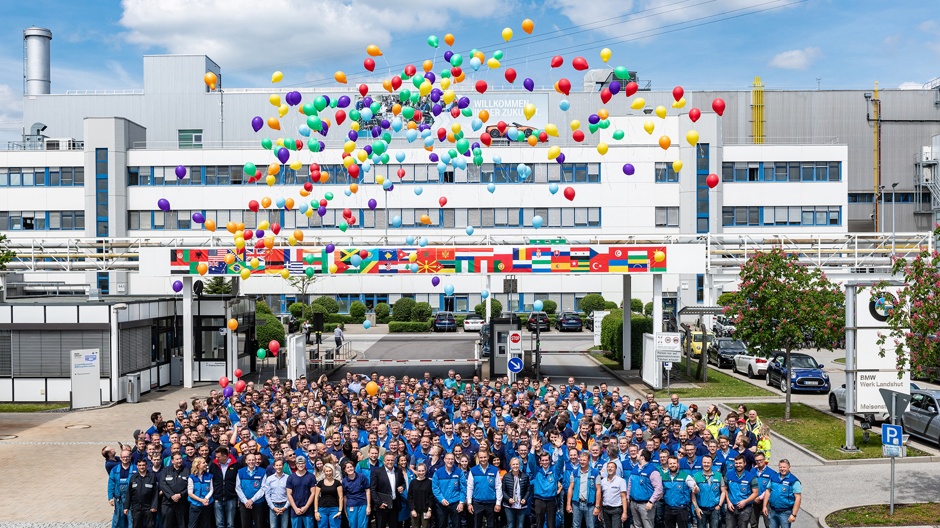BMW Special Sales Održivost Pregled Društveno Zaposlenici BMW-a ispred zgrade sa šarenim balonima u zraku