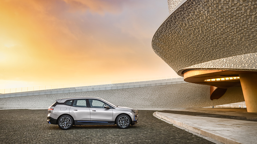 BMW Special Sales Održivost Pregled Ciljevi 2025 Pogled sa strane BMW vozilo stoji 