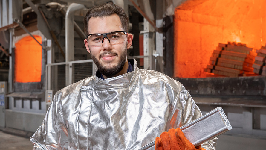 BMW Special Sales Održivost Pregled Ciljevi 2030 Čovjek u srebrnoj odjeći za zaštitu od topline