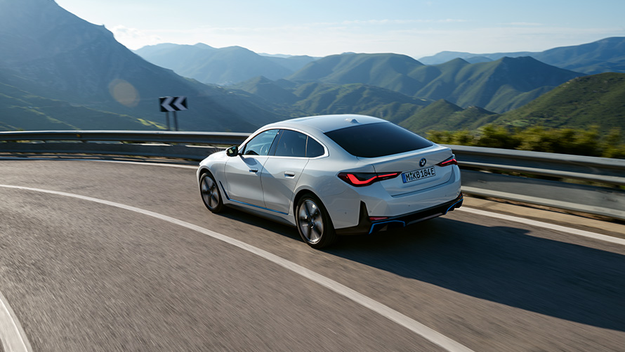 BMW Special Sales Održivost Pregled Podaci o voznom parku Vozilo BMW vozi se cestom ispred planinskog krajolika