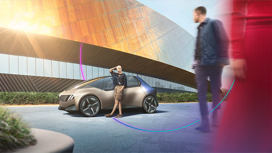Ciljevi 2050 BMW Special Sales Održivost Pregled BMW Special Sales Održivost Pregled Ciljevi 2050 Muškarac i žena ispred konceptnog automobila BMW