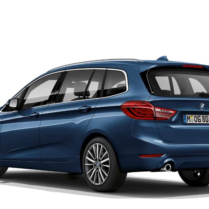Tročetvrtinski prikaz stražnjeg kraja BMW-a serije 2 Gran Tourer 218i Modell Advantage F46 Facelift 2018 Mediterranean Blue metalik boje