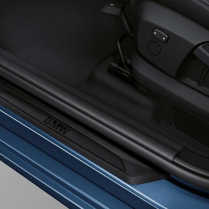 Detaljan prikaz gazišta pragova vrata BMW-a serije 2 Gran Tourer 218i Modell Advantage F46 2018 Mediterranean Blue metalik boje