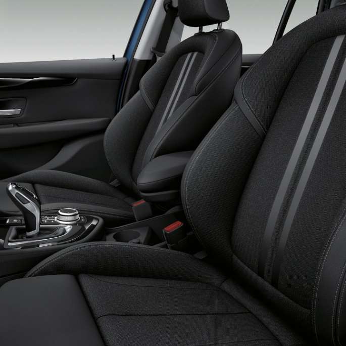 Sportska sjedala u unutrašnjosti BMW-a serije 2 Gran Tourer 218i Modell Advantage F46 2018