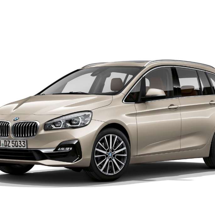 Tročetvrtinski prikaz prednjeg kraja BMW-a serije 2 Gran Tourer 218d xDrive Model Luxury Line F46 Facelift 2018 Jucaro Beige metalik boje