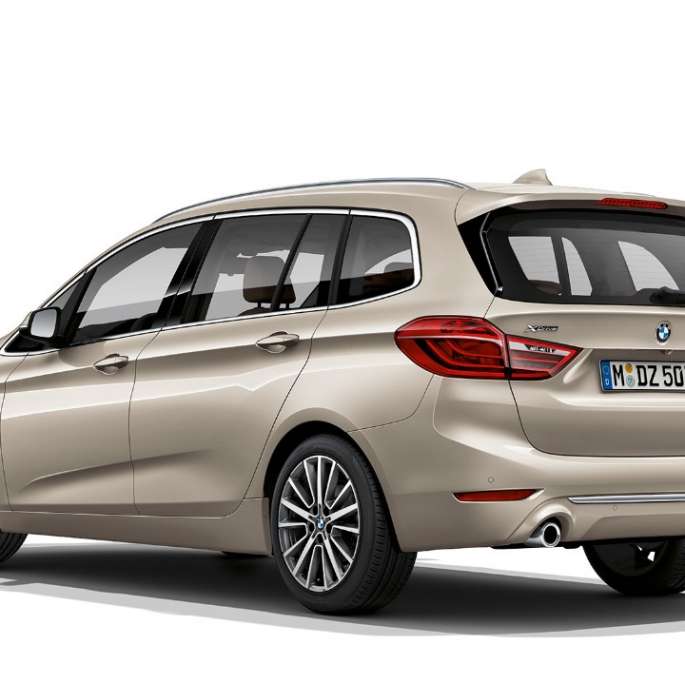 Tročetvrtinski prikaz stražnjeg kraja BMW-a serije 2 Gran Tourer 218d xDrive Model Luxury Line F46 Facelift 2018 Jucaro Beige metalik boje