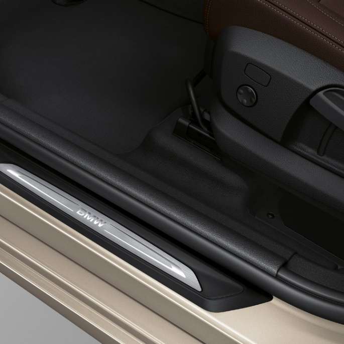 Detaljan prikaz gazišta pragova vrata BMW-a serije 2 Gran Tourer 218d xDrive Model Luxury Line F46 2018 Jucaro Beige metalik boje