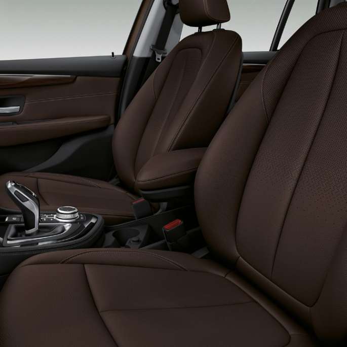 Sportska sjedala u unutrašnjosti BMW-a serije 2 Gran Tourer 218d xDrive Model Luxury Line F46 2018