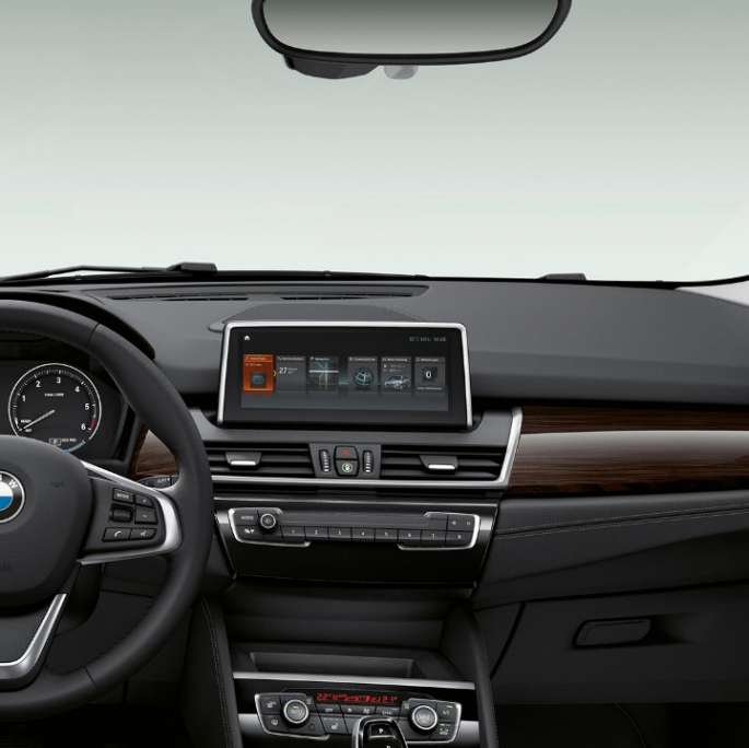 Unutrašnjost s kokpitom BMW-a serije 2 Gran Tourer 218d xDrive Model Luxury Line F46 2018