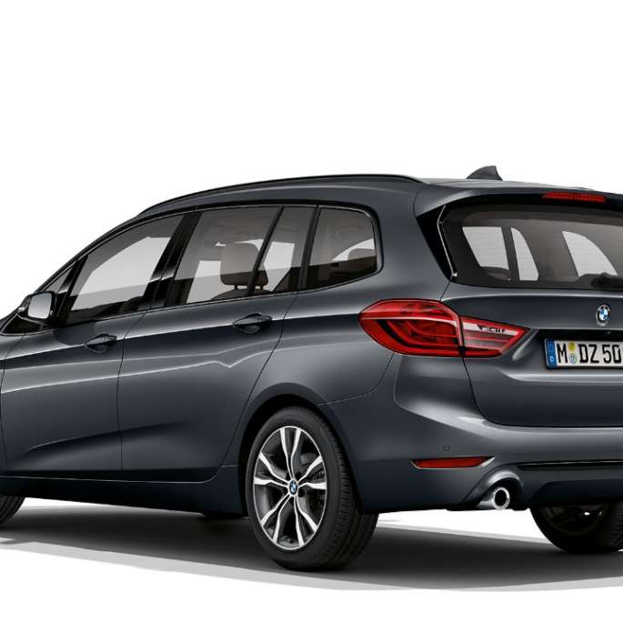 Tročetvrtinski prikaz stražnjeg kraja BMW-a serije 2 Gran Tourer 220d Model Sport Line F46 Facelift 2018 Mineral Grey metalik boje