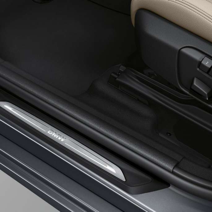 Detaljan prikaz gazišta pragova vrata BMW-a serije 2 Gran Tourer 220d Model Sport Line F46 Facelift 2018 Mineral Grey metalik boje