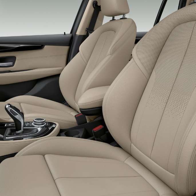 Sportska sjedala u unutrašnjosti BMW-a serije 2 Gran Tourer 220d Model Sport Line F46 2018