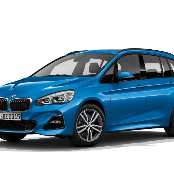 Tročetvrtinski prikaz prednjeg kraja BMW-a serije 2 Gran Tourer 220d xDrive Model M Sport F46 Estoril Blue metalik boje
