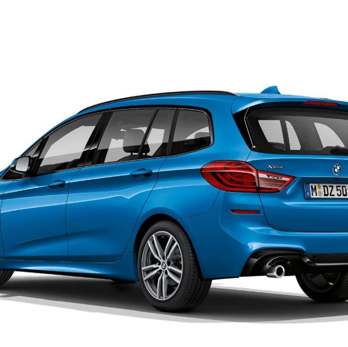Tročetvrtinski prikaz stražnjeg kraja BMW-a serije 2 Gran Tourer 220d xDrive Model M Sport F46 Facelift 2018 Estoril Blue metalik boje
